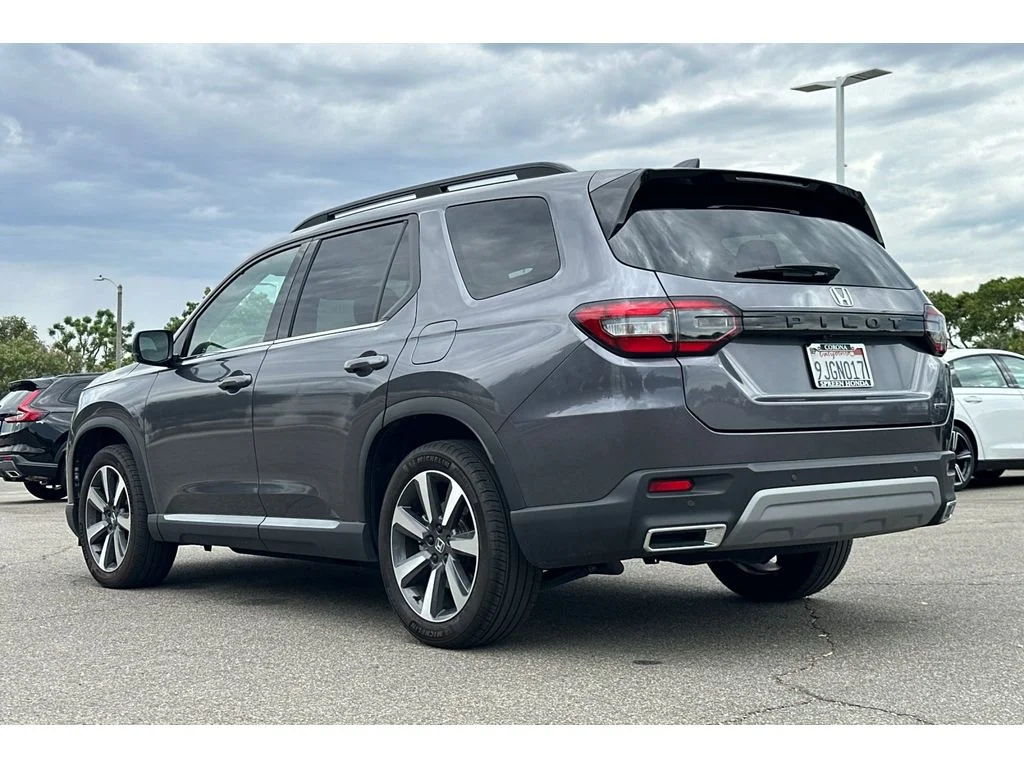 Used 2024 Modern Steel Metallic Honda Touring image 3