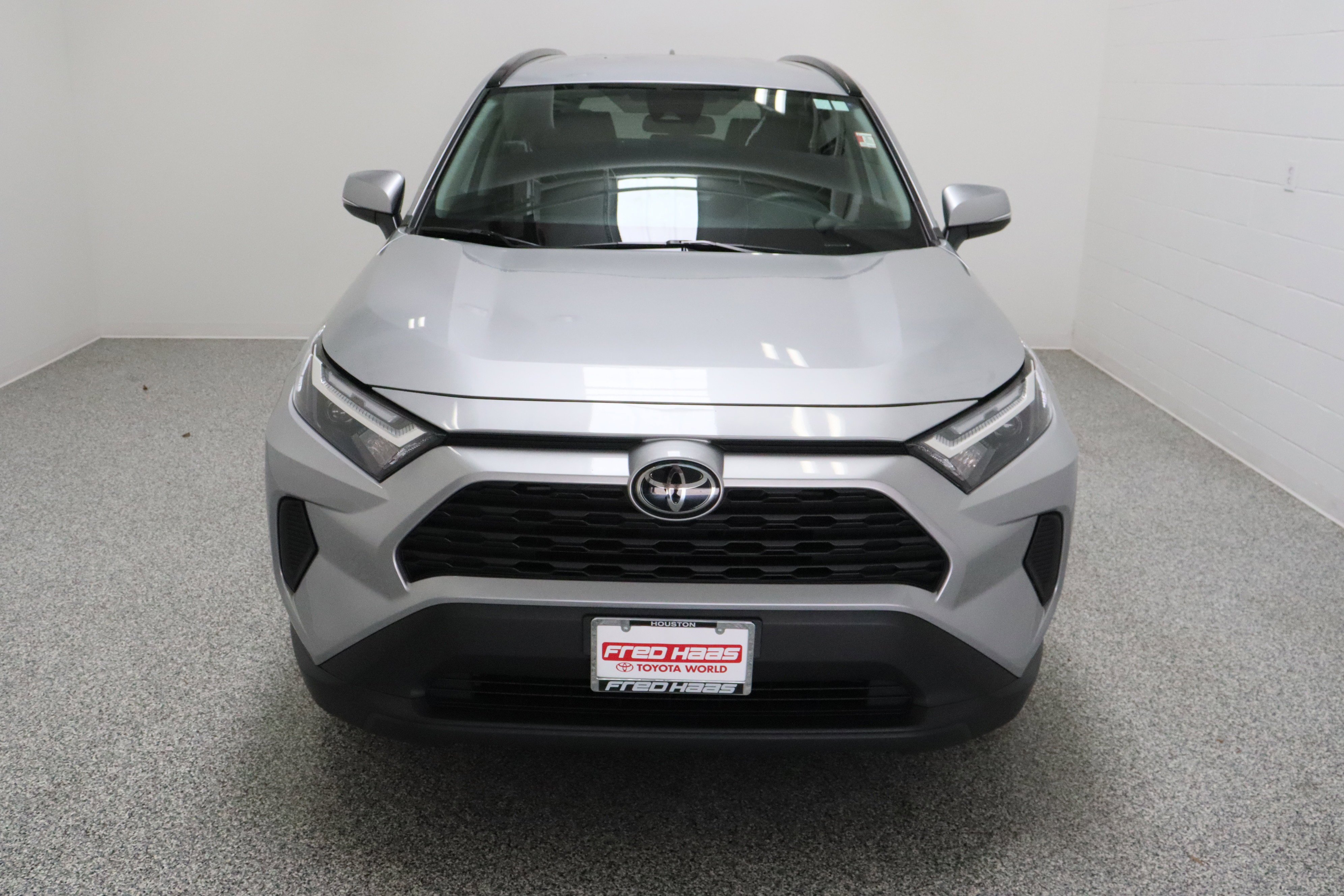 Used 2025 Silver Sky Metallic Toyota XLE 2.5L image 3