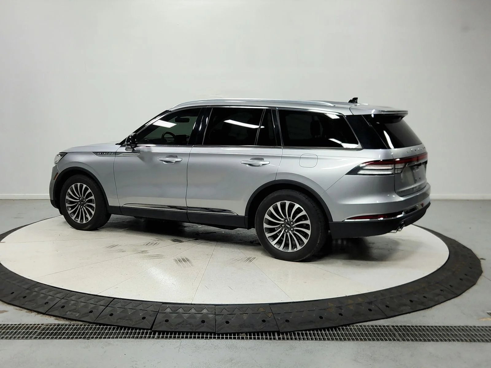 Used 2021 Silver Lincoln Reserve image 6