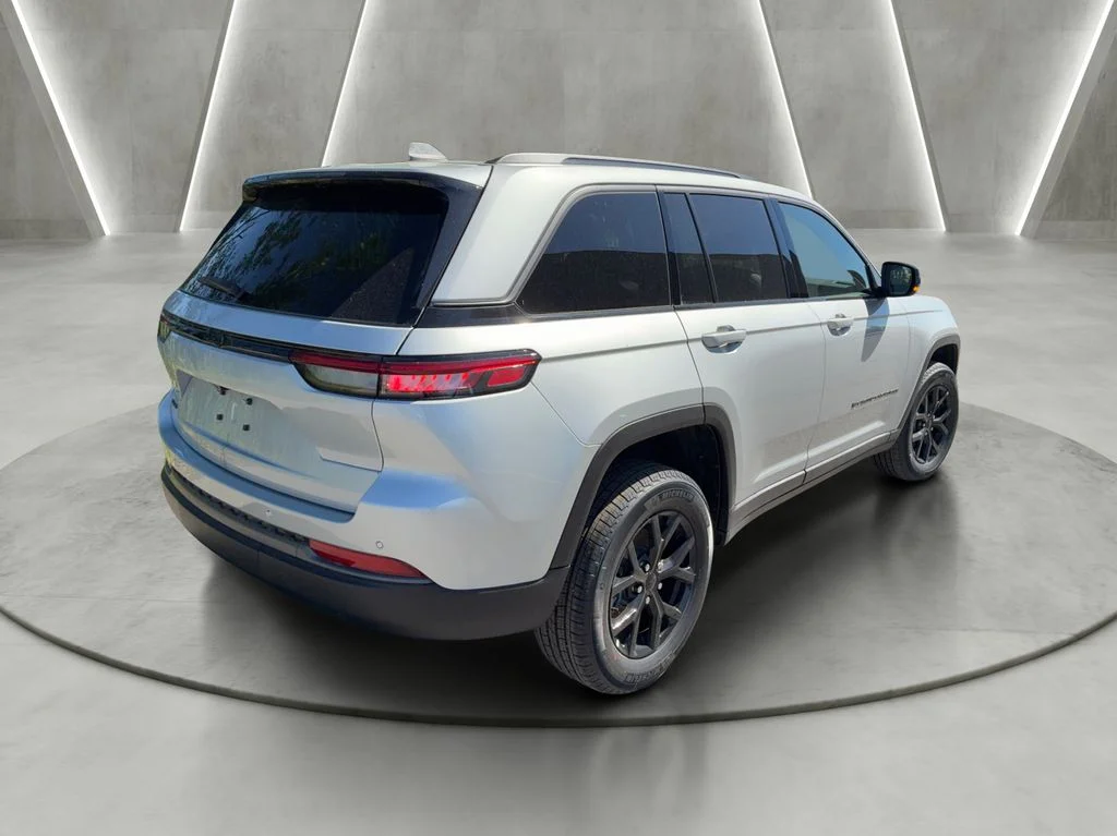New 2026 Silver Zynith Exterior Paint Jeep Altitude image 6