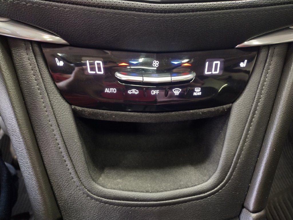 Used 2019  Cadillac Luxury image 12