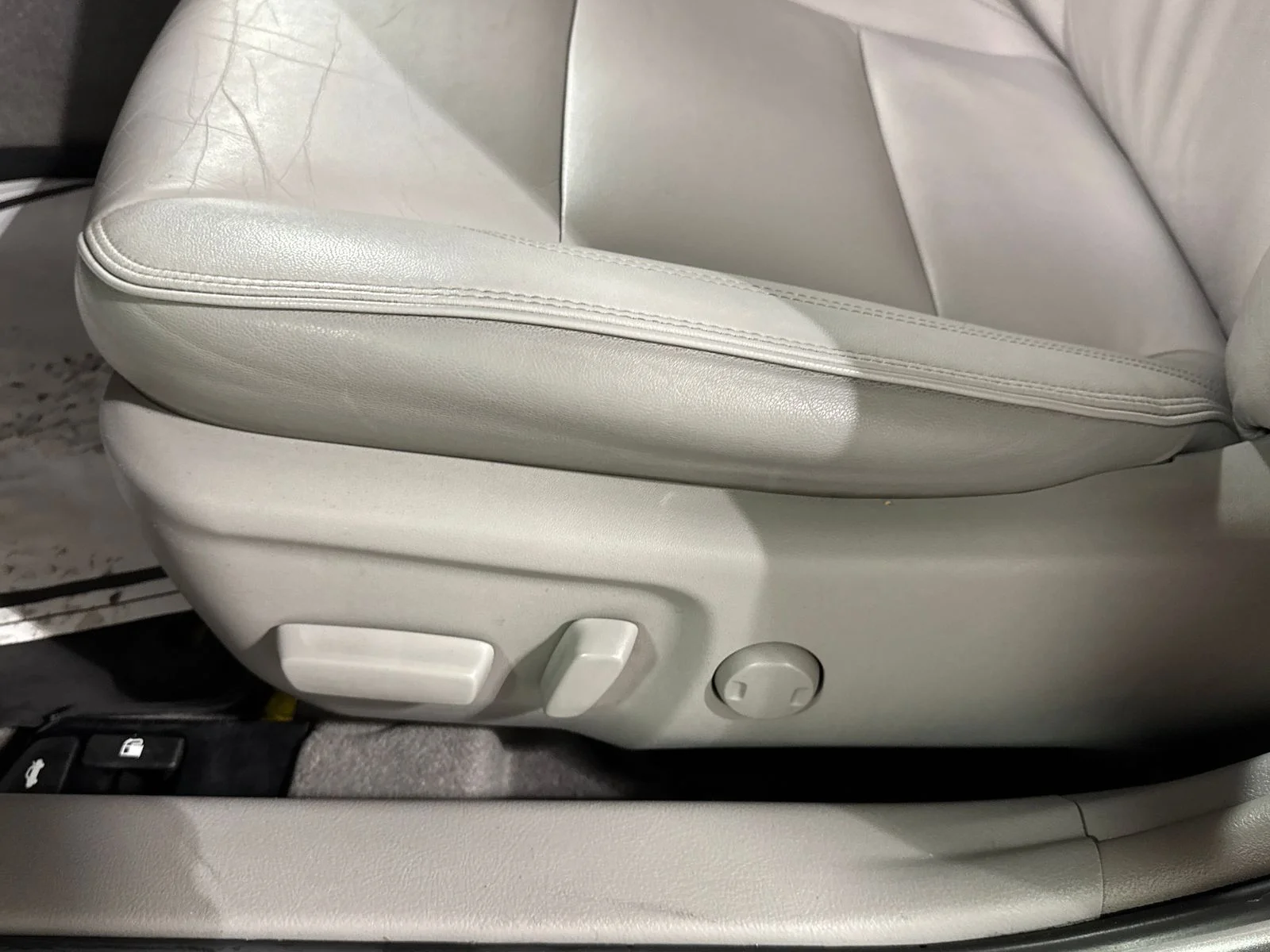 Used 2016 Celestial Silver Metallic Toyota XLE image 15