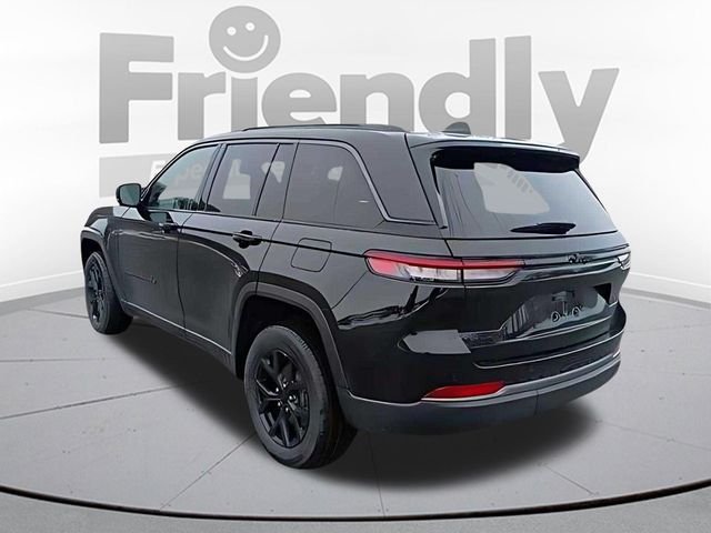 New 2026 Diamond Black Crystal Pearl-Coat Exterior Paint Jeep Altitude image 3
