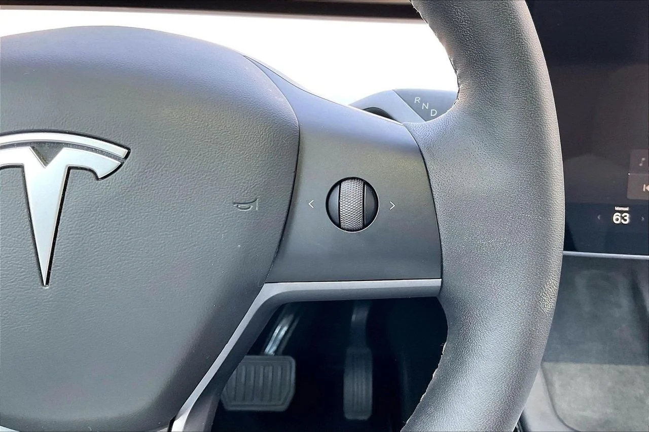 Used 2022  Tesla Long Range image 32