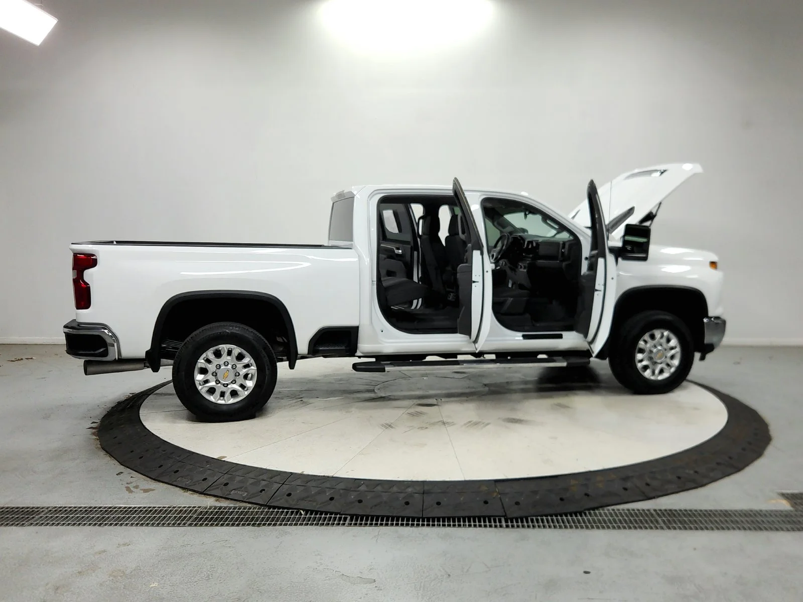 Used 2025 White Chevrolet LT image 43