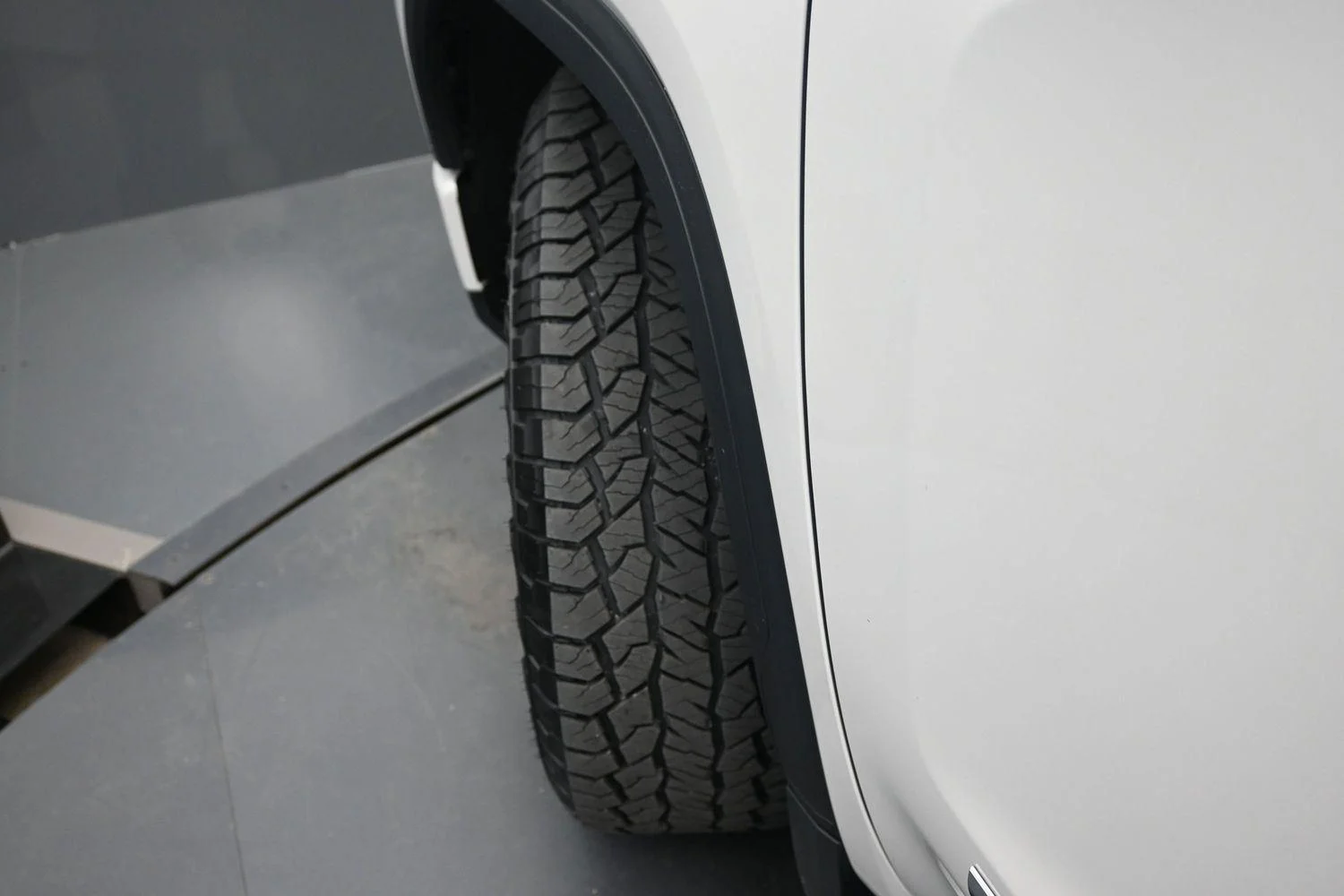 Used 2024 White Frost Tricoat GMC Denali image 5
