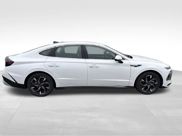 Used 2024 White Hyundai SEL image 7