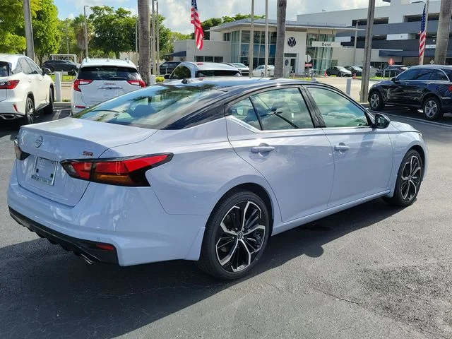 New 2026 Gray Sky Pearl / Super Black Two-tone Nissan SR image 4