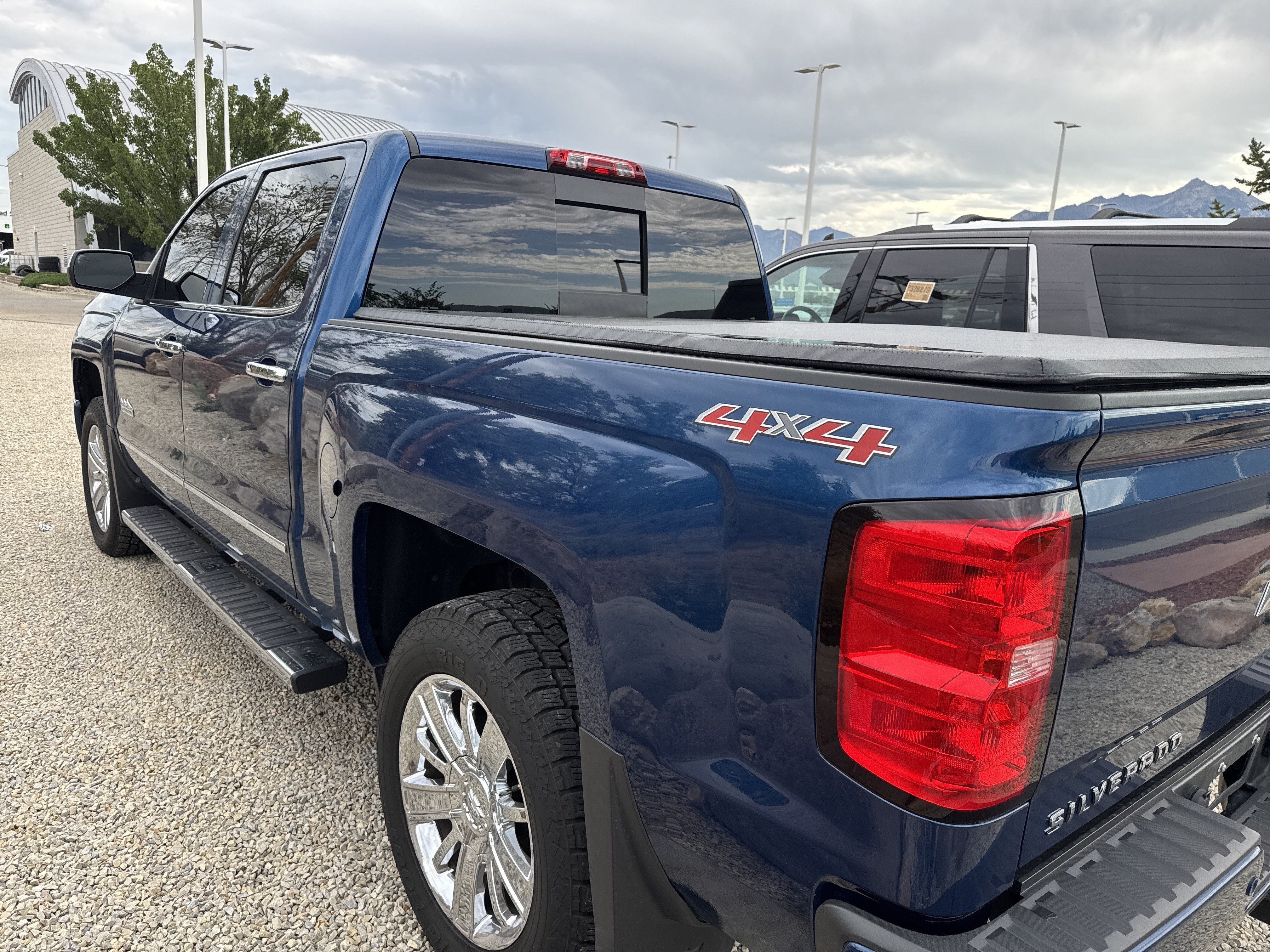 Used 2015 DEEP OCEAN BLUE METALLIC Chevrolet High Country image 5