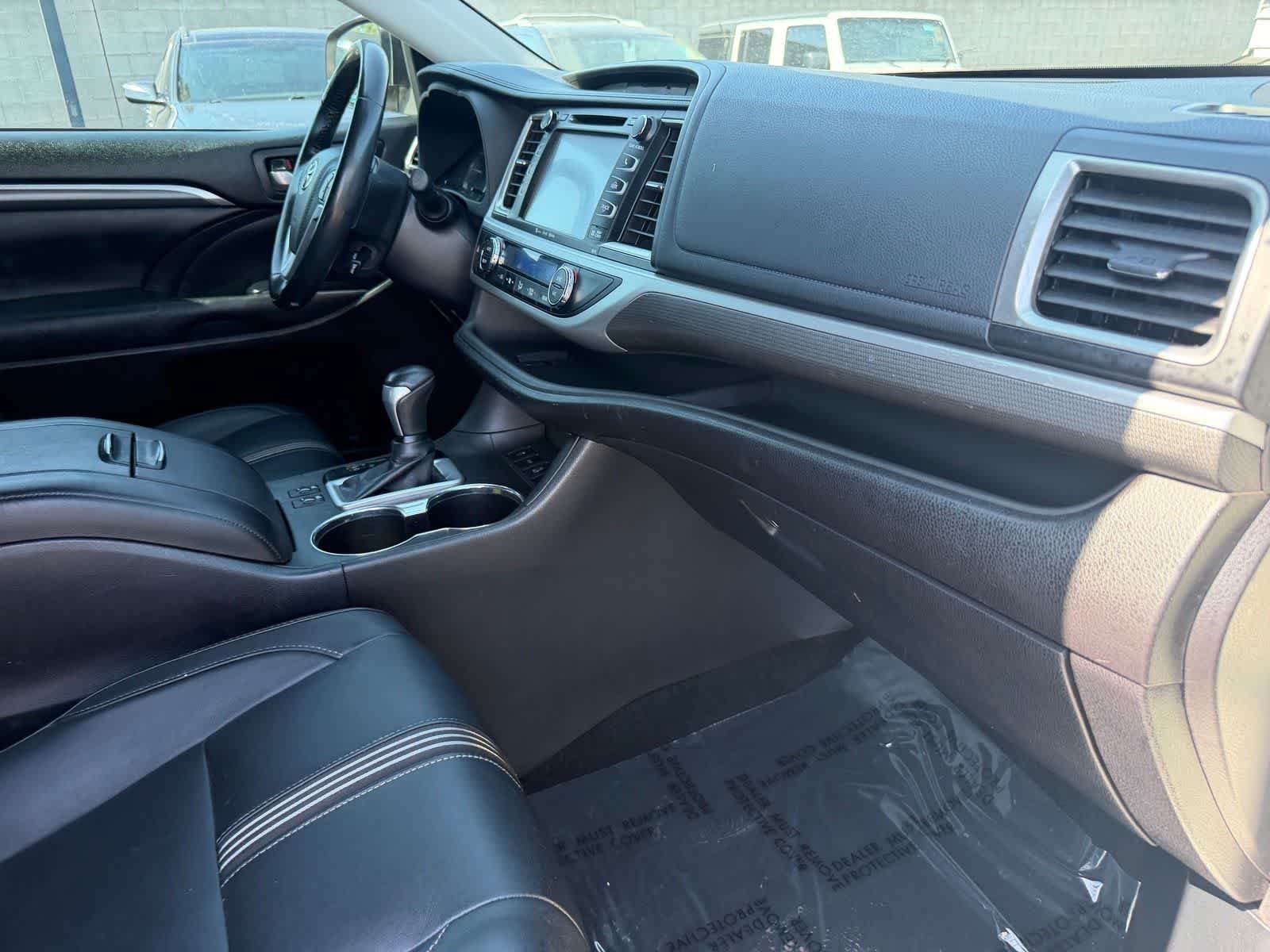 Used 2018 Blizzard Pearl Toyota SE image 10