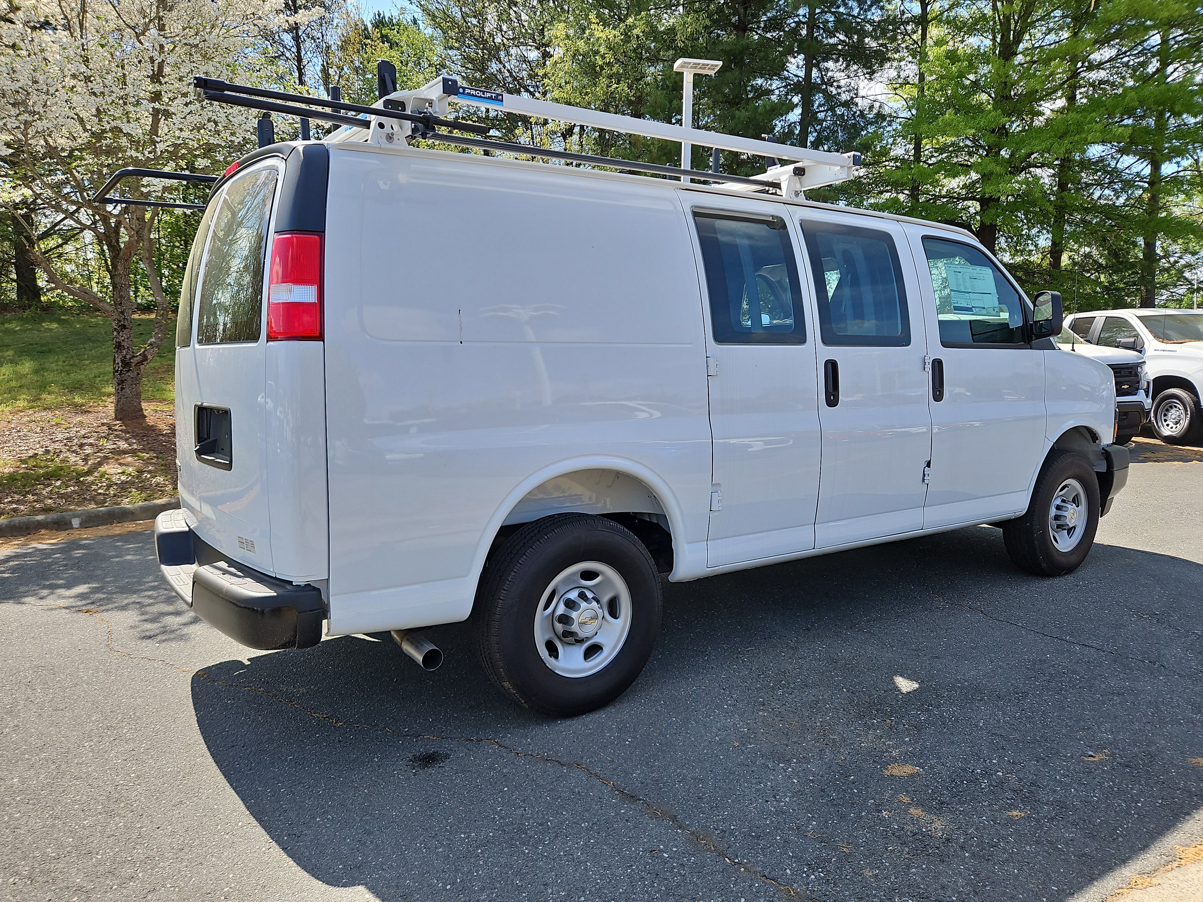 New 2025 Summit White Chevrolet WT image 5