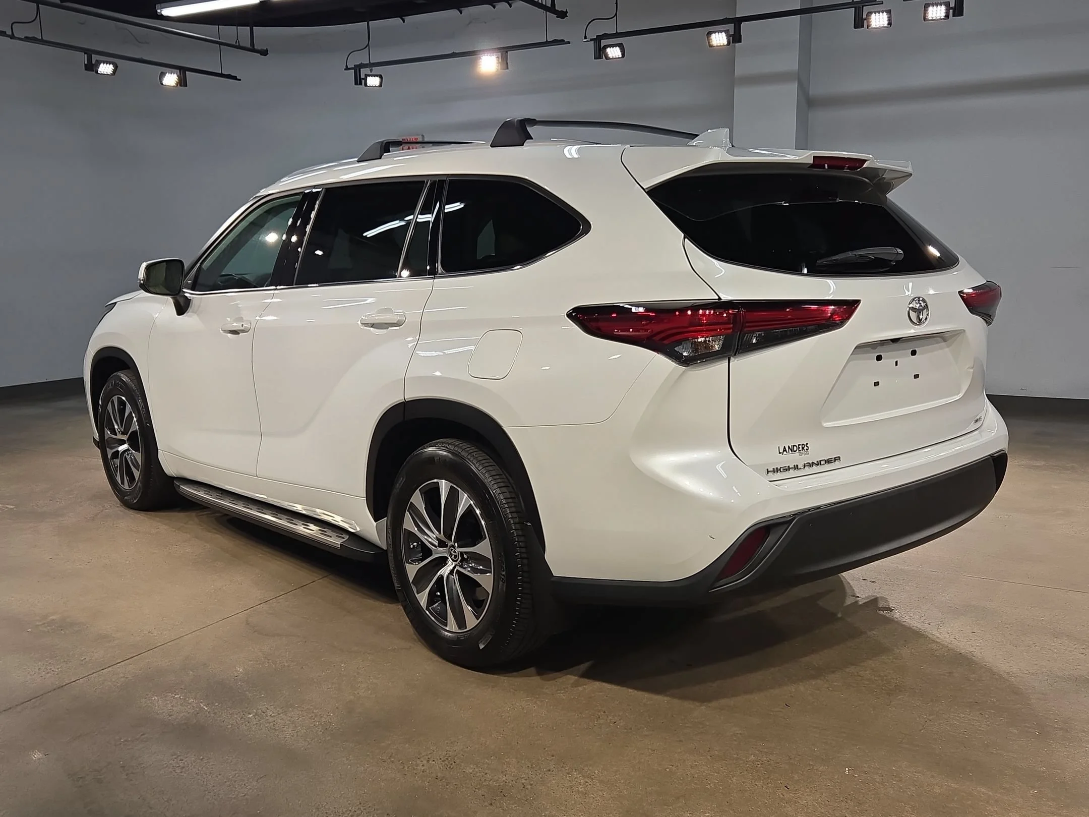 Used 2022 Wind Chill Pearl Toyota XLE image 5