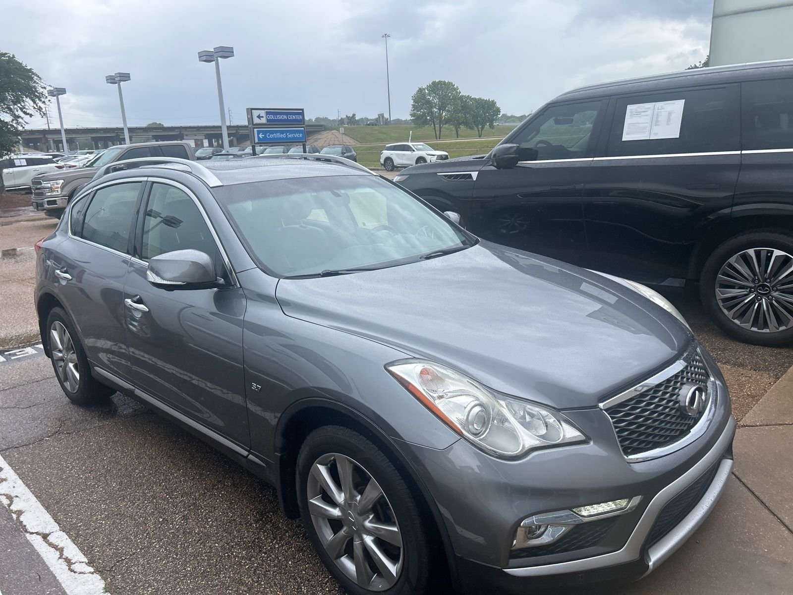 Used 2017 Gray INFINITI Base image 7