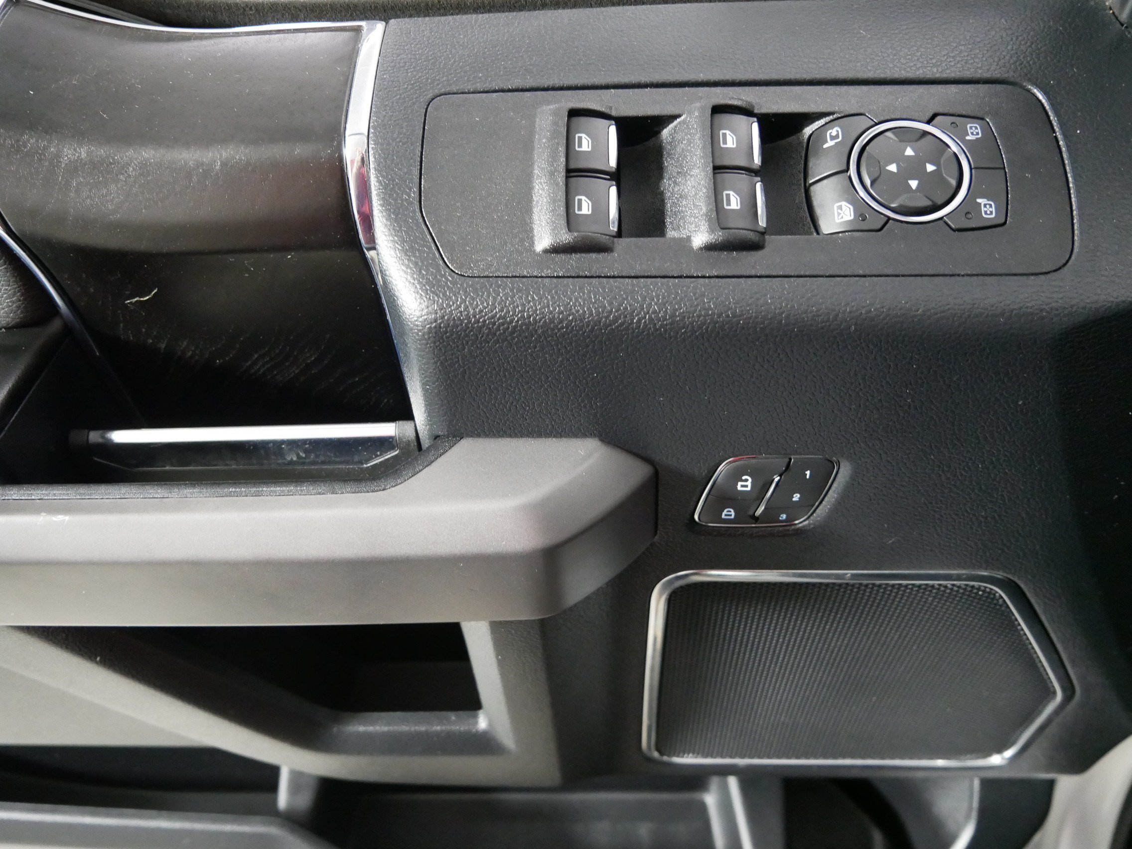 Used 2019 Ingot Silver Metallic Ford Platinum image 19