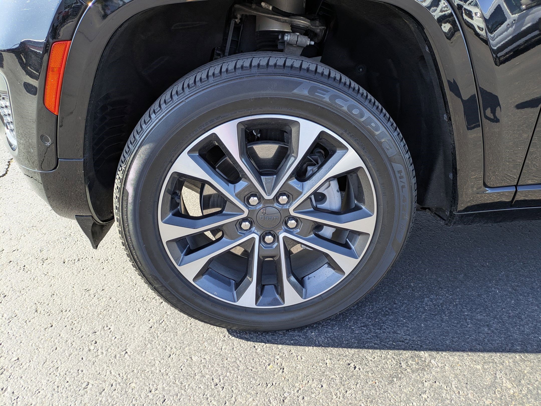 Used 2023 Diamond Black Crystal Pearlcoat Jeep Overland image 11