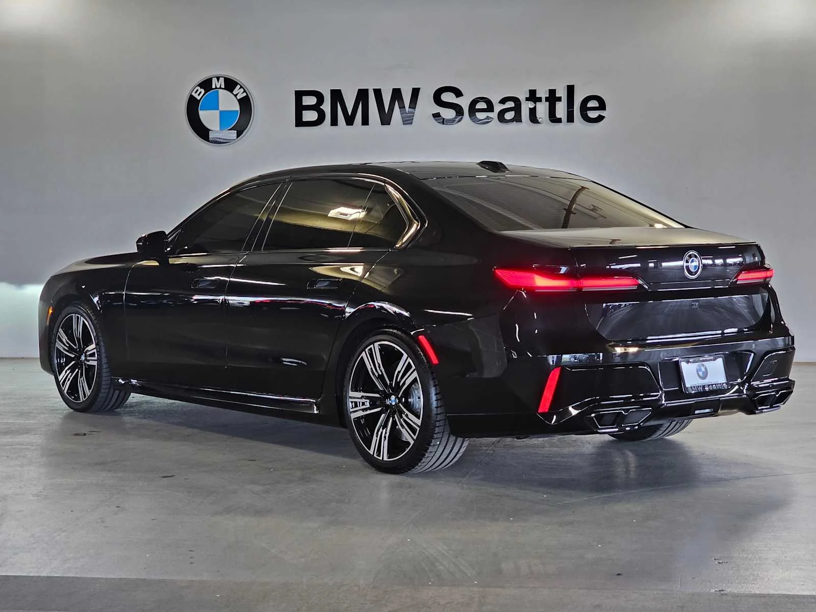 Used 2025 Black Sapphire Metallic BMW 760i xDrive image 4