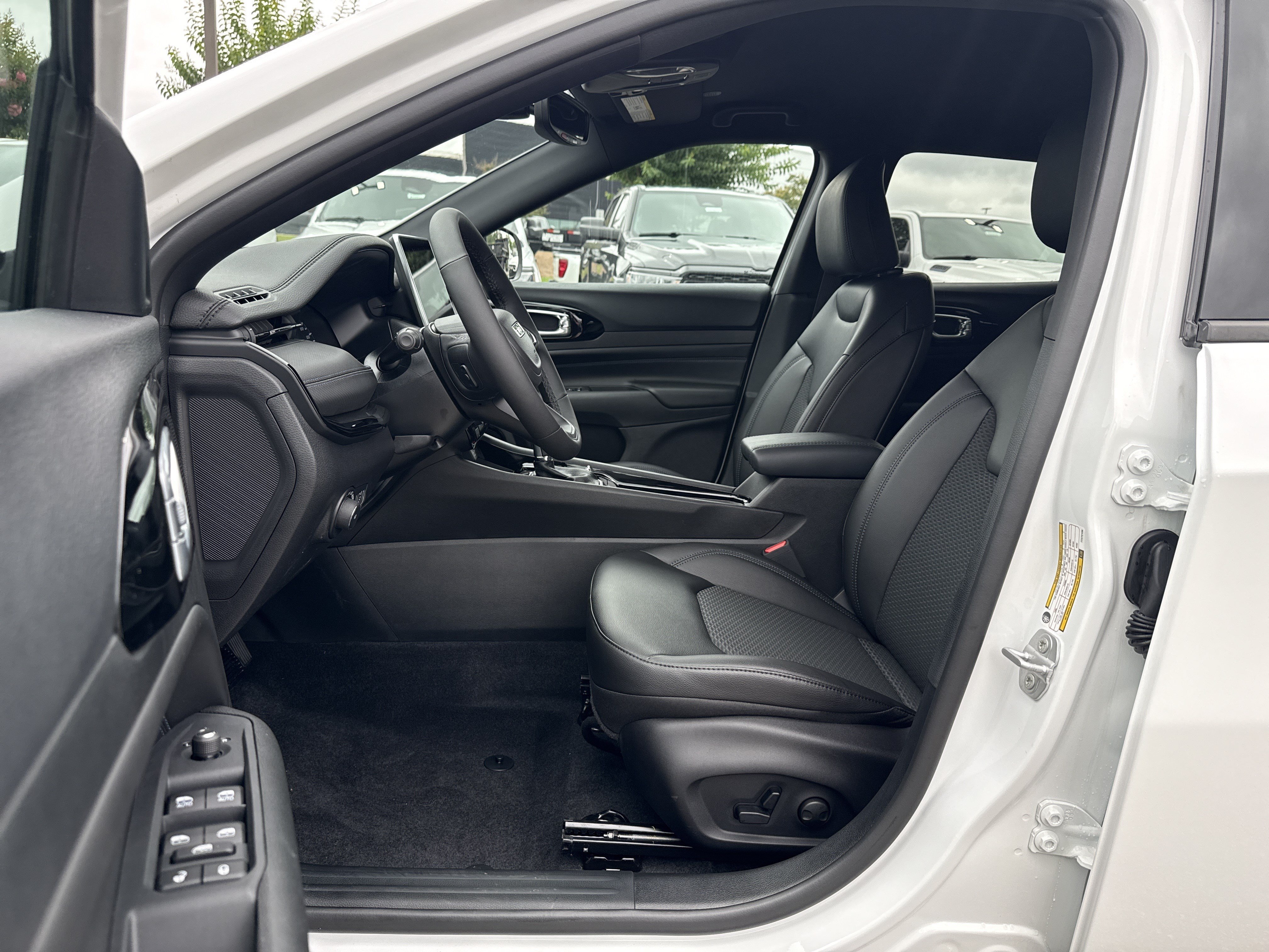 New 2026 Bright White Clear-Coat Exterior Paint Jeep Latitude image 9