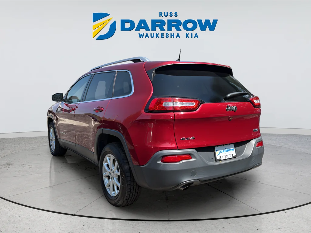 Used 2017 Red Jeep Latitude image 3