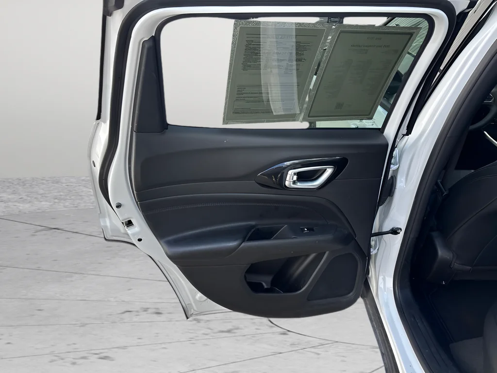 Used 2025 Bright White Clearcoat Jeep Latitude image 31