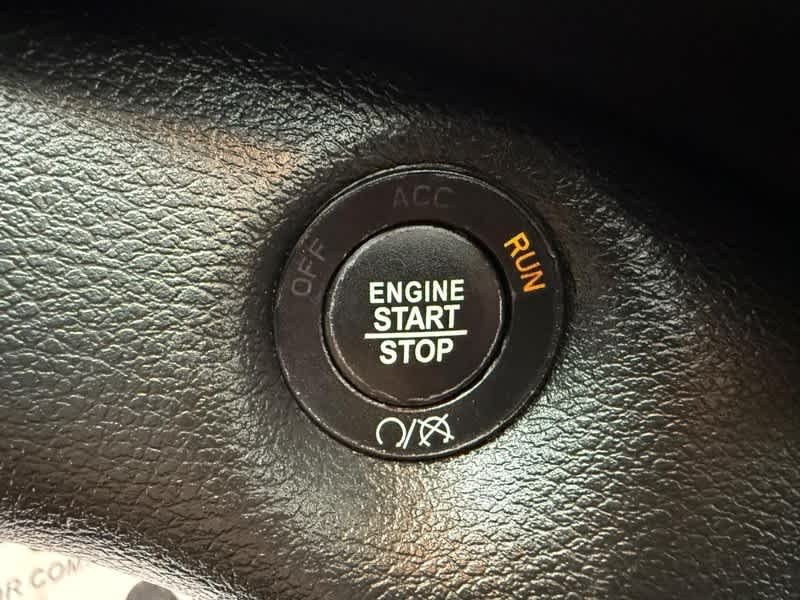 Used 2022 Diamond Black Crystal Pearlcoat Jeep Latitude Lux image 17