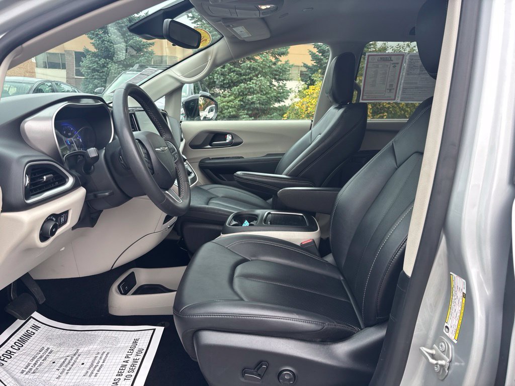 Used 2024 Silver Chrysler Touring L image 22