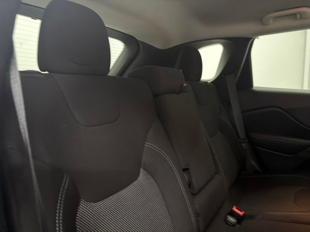 Used 2020 White Jeep Latitude image 26