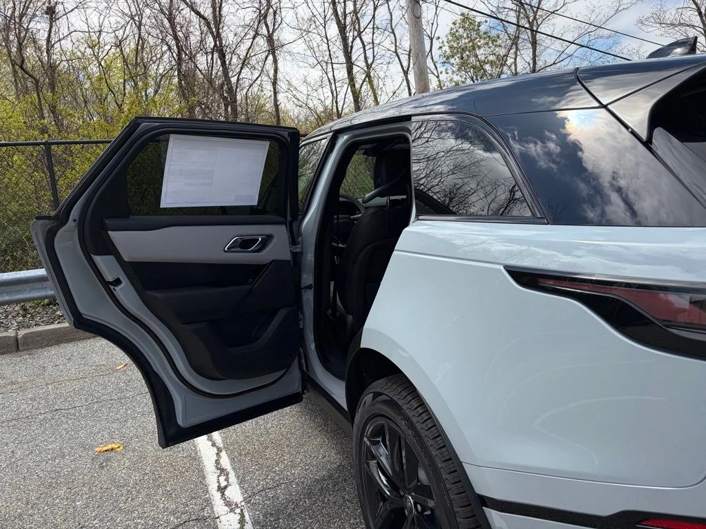 New 2026 Arroios Grey Land Rover Dynamic SE image 12