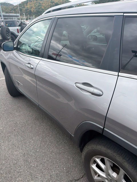 Used 2018 Silver Jeep Latitude image 8