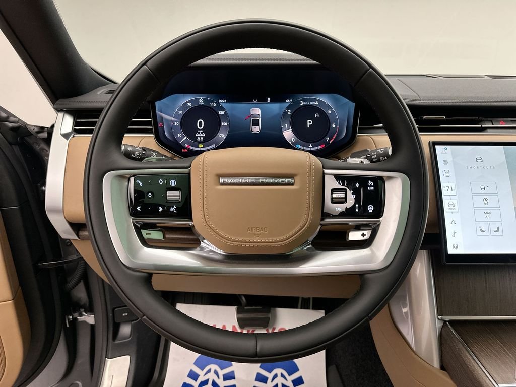 Used 2025  Land Rover SE image 11
