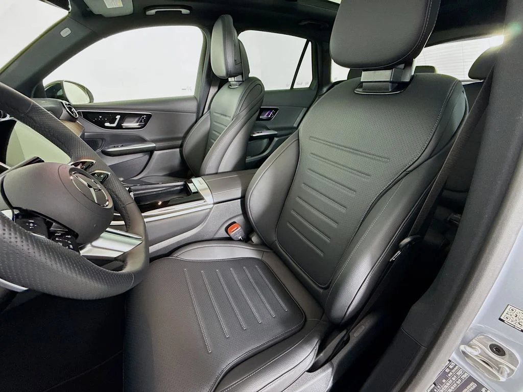 Certified Used 2026  Mercedes-Benz GLC 300 image 5