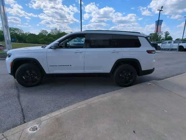 New 2026 Bright White Clear-Coat Exterior Paint Jeep Laredo image 26