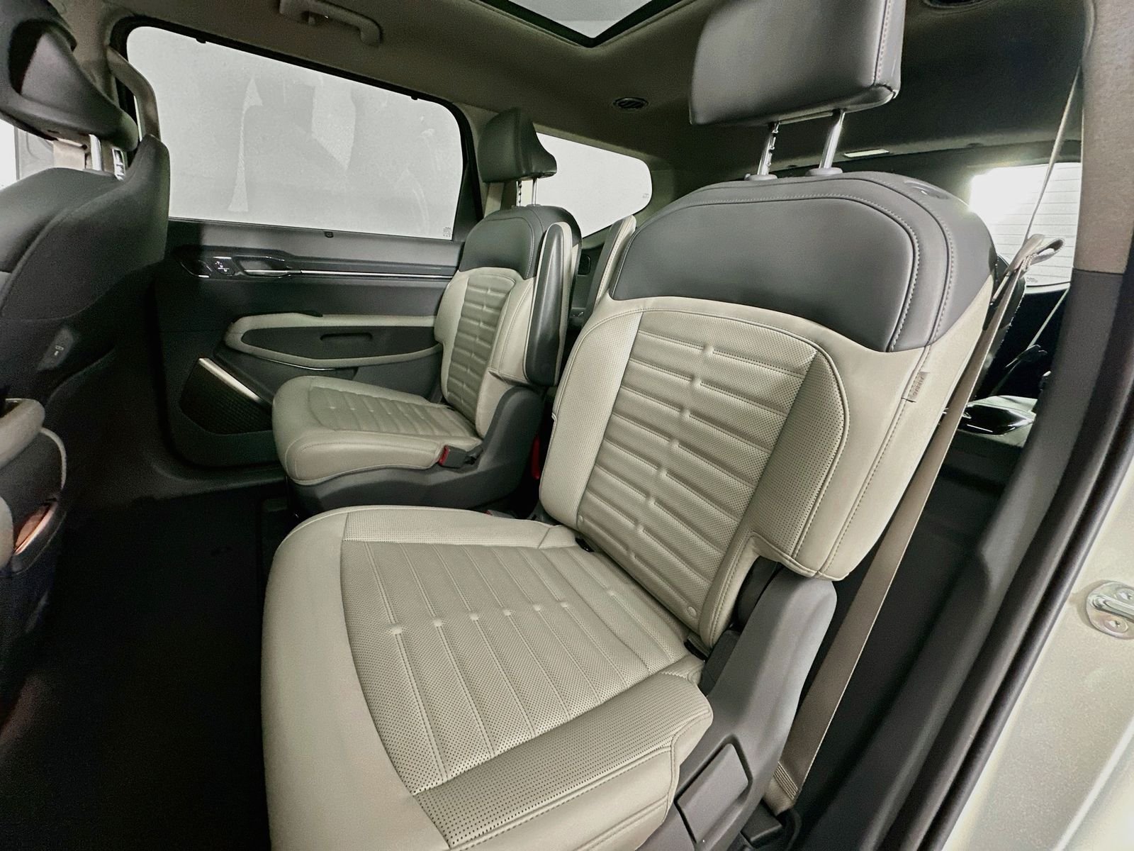 Used 2024 Ivory Silver Kia Land image 26