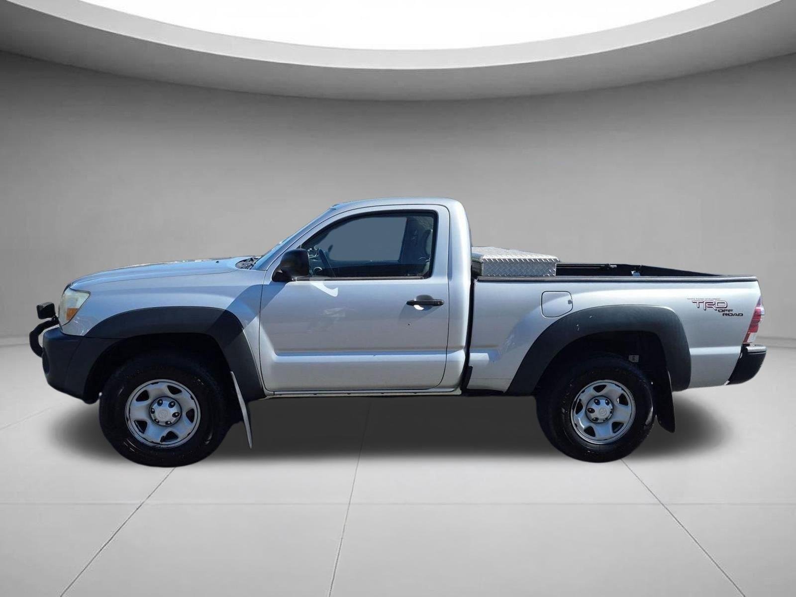 Used 2011  TOYOTA REGCAB image 2
