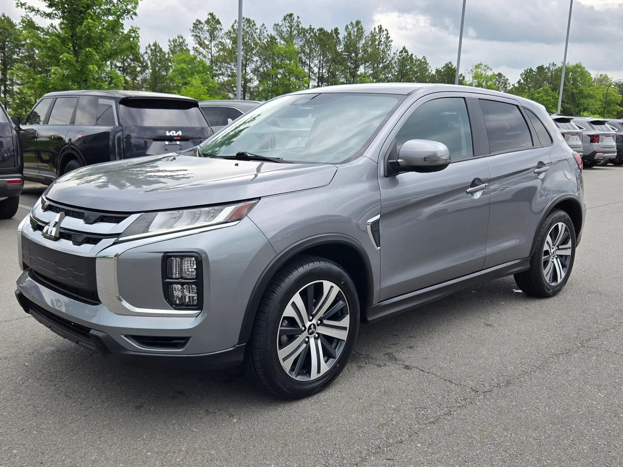 Used 2024  Mitsubishi SE image 3