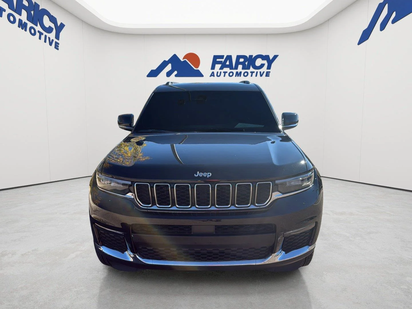 Used 2025 Diamond Black Crystal Pearlcoat Jeep Limited image 2