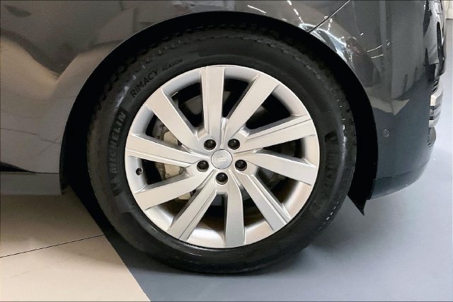 Used 2024 Gray Land Rover SE image 8