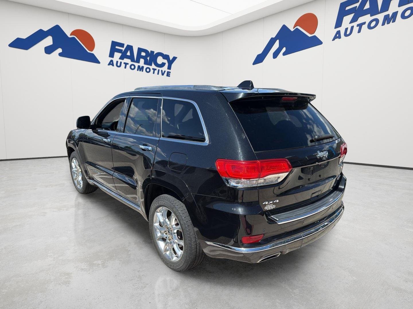 Used 2015 Brilliant Black Crystal Pearlcoat Jeep Summit image 4