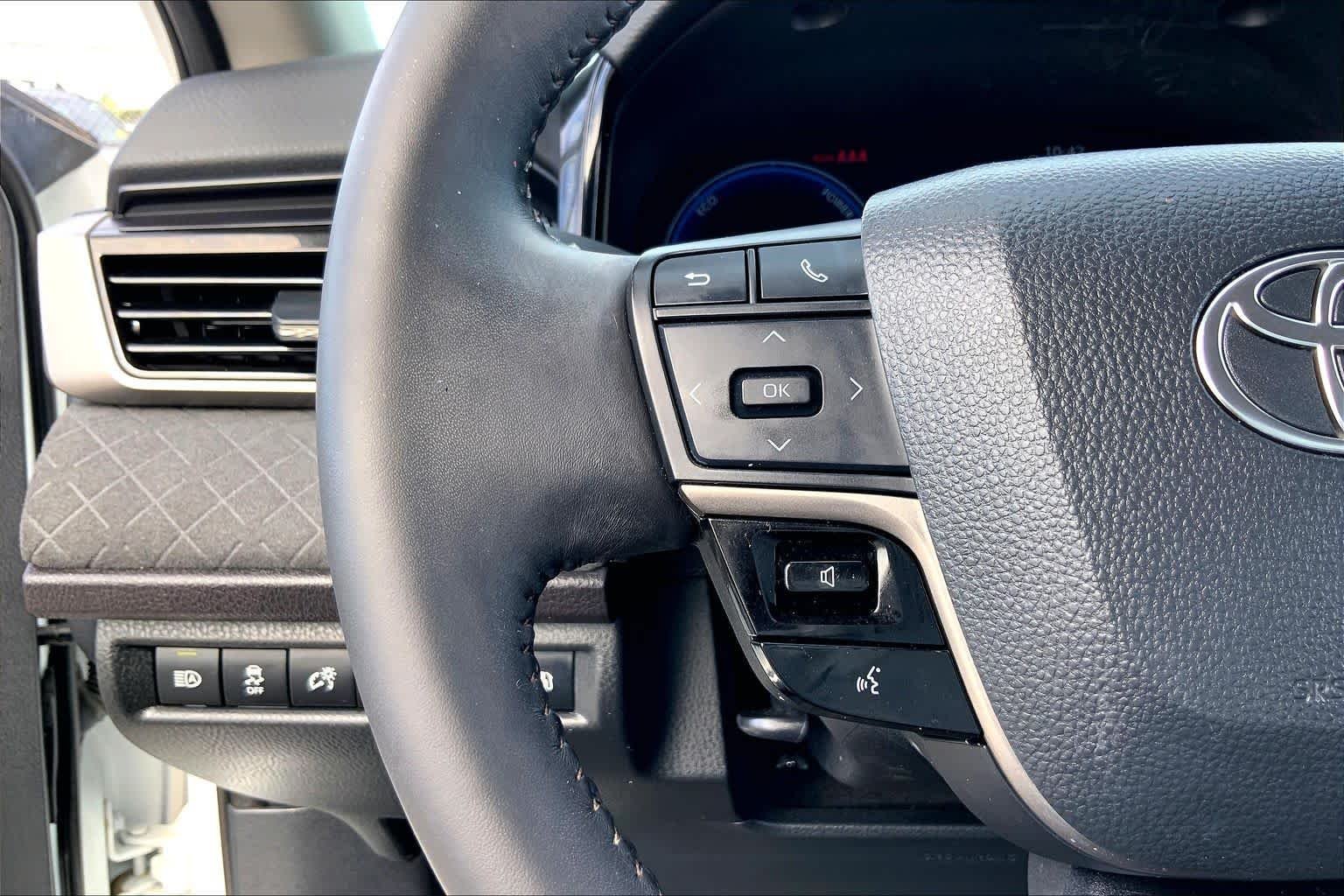Used 2025 Wind Chill Pearl Toyota XLE image 23