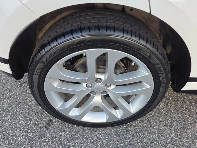 Used 2020  Land Rover R-Dynamic SE image 15
