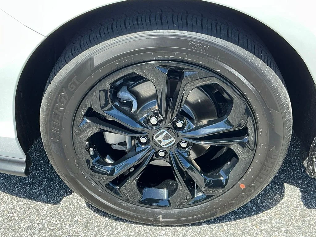 Used 2025 White Honda SE image 17