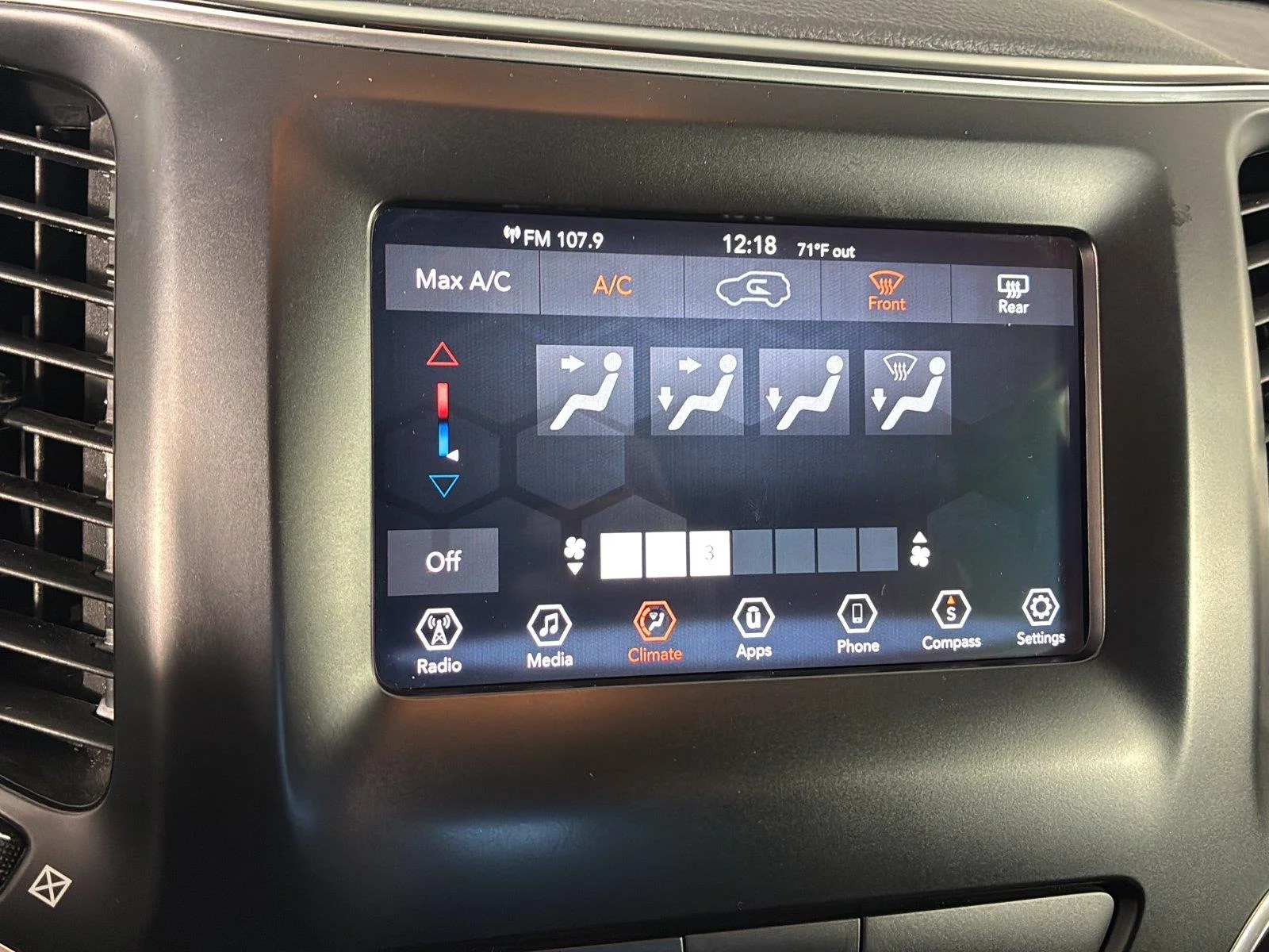 Used 2020 Diamond Black Crystal Pearlcoat Jeep Latitude image 44