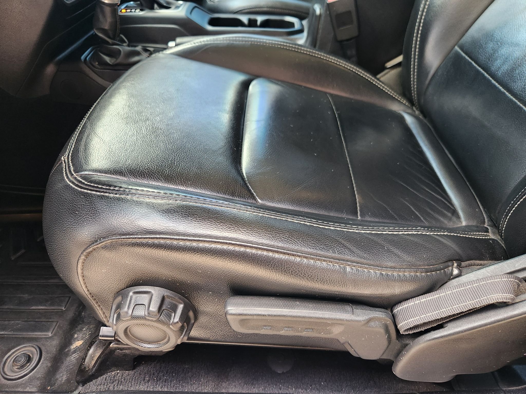 Used 2018 Billet Silver Metallic Clearcoat Jeep Sahara image 24