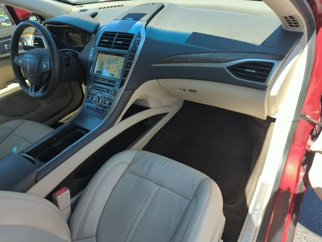 Used 2017 Red Lincoln Reserve image 22