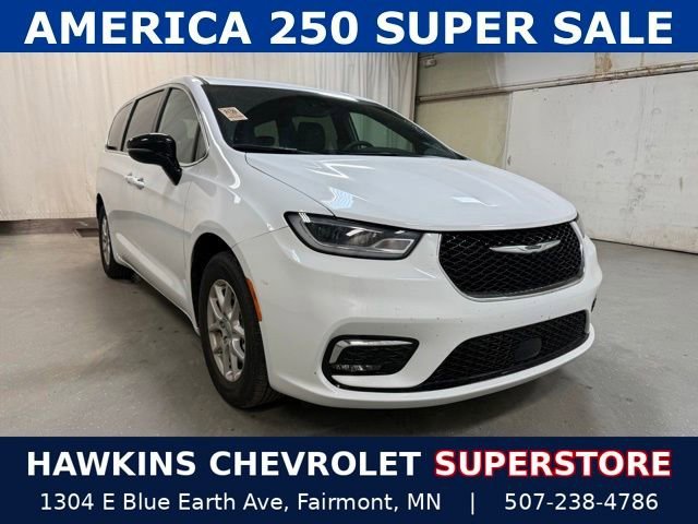 2025 Chrysler Pacifica Select's photo