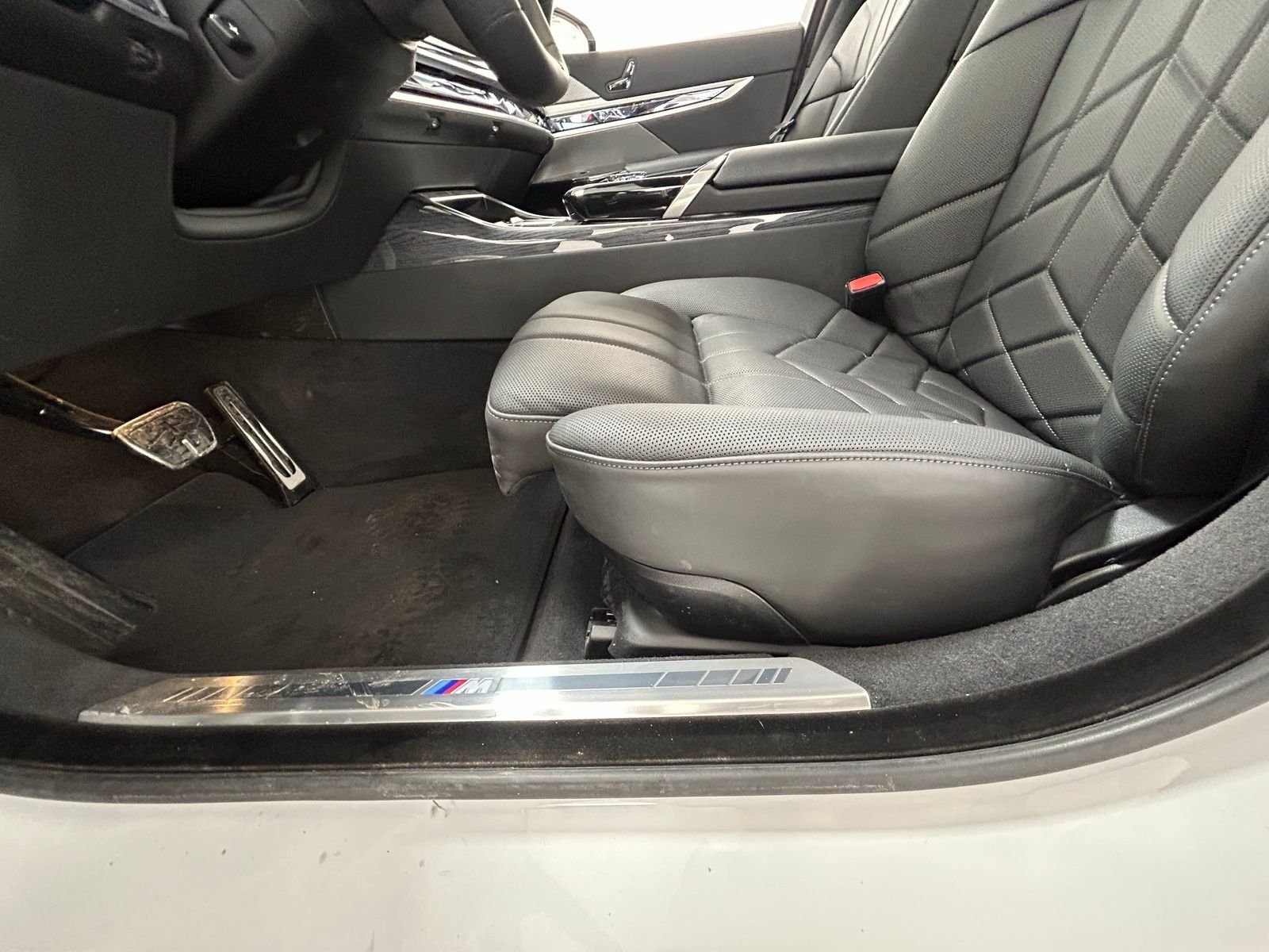 New 2026 Mineral White Metallic BMW 750e xDrive image 30