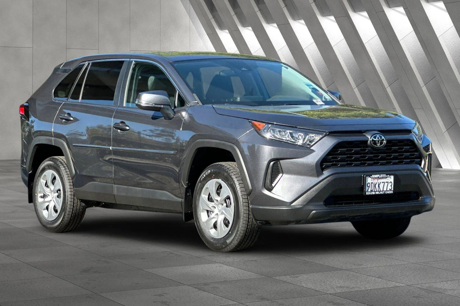 2022 Toyota RAV4 LE - Photo 14