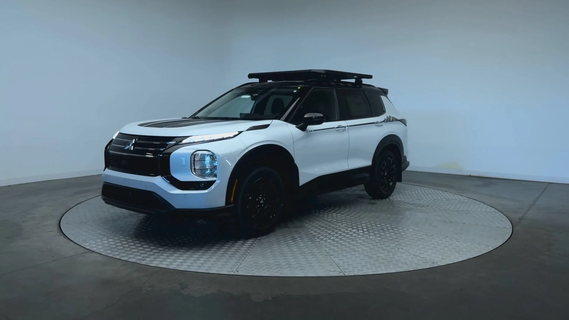 New 2026 White Diamond/Black Roof Mitsubishi Trail Edition image 4