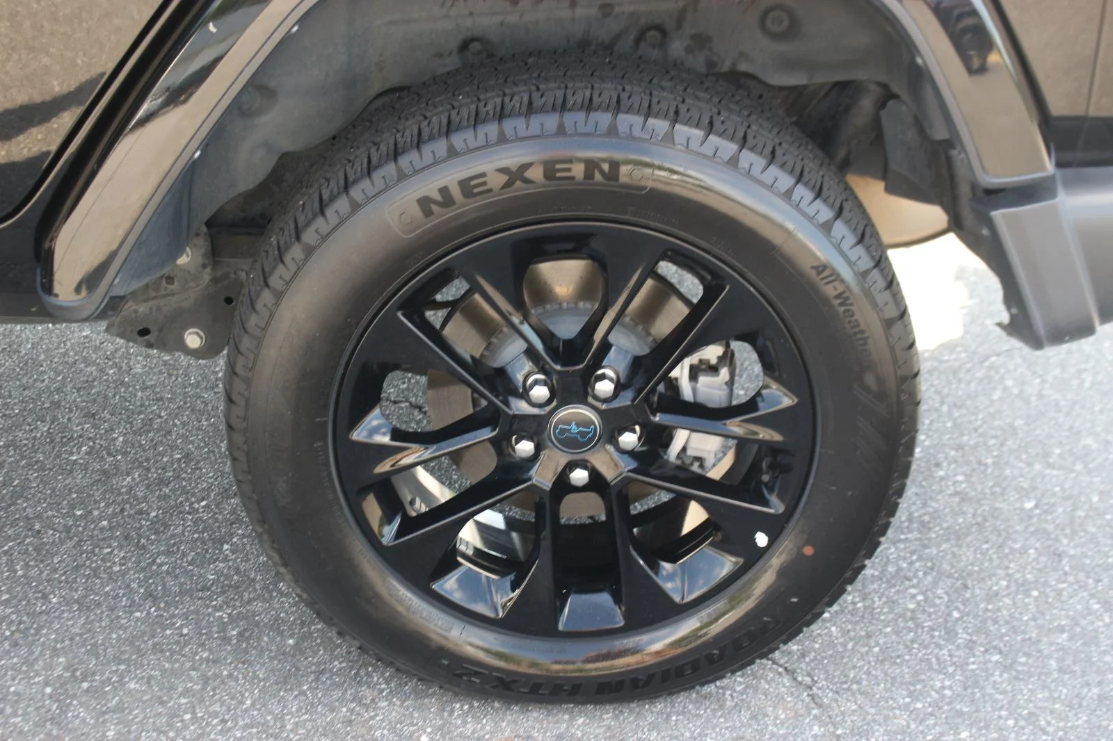 Used 2024  Jeep Sahara image 37