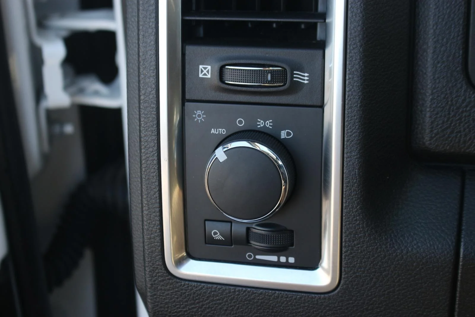 Used 2023 White Ram SLT image 29