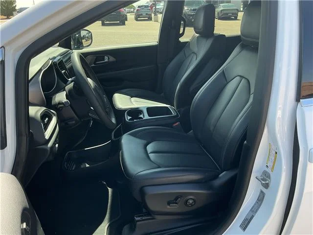 Used 2025 Bright White Clearcoat Chrysler Select Front-Wheel Drive Passenger image 17